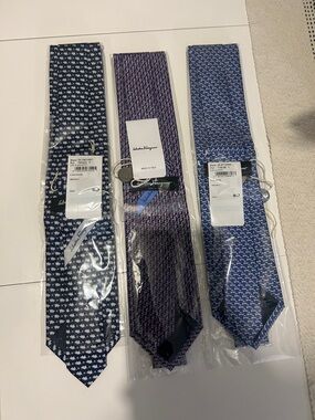 Salvatore Ferragamo Navy and Blue Patterned Silk Tie  (Single Tie )